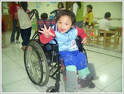 車いすに乗り嬉しそうなお子さん