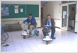 電動車いすを試乗する林さん